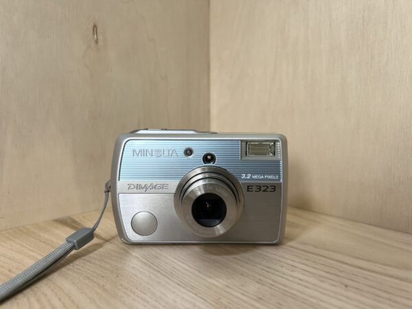 Minolta Dimage A323