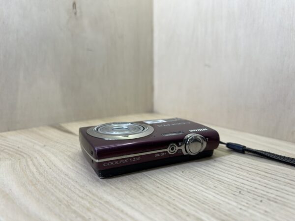Nikon Coolpix S230 flash HS