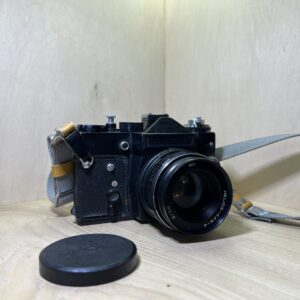 Zenit 12XP + Helios-44M-4 58mm f/2 – Noir