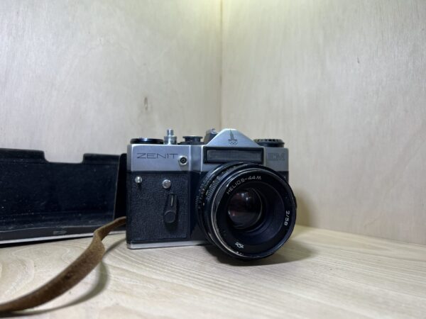 Zenit EM Olympic + Helios-44M 58mm f/2 — Monture M42