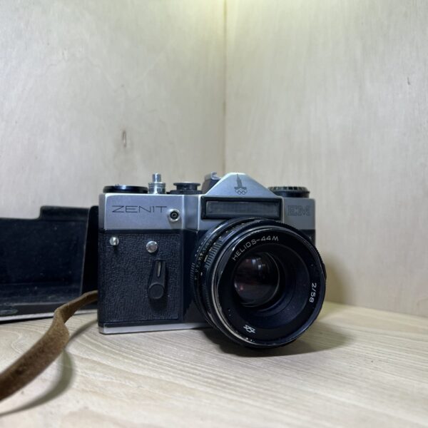 Zenit EM Olympic + Helios-44M 58mm f/2 — Monture M42