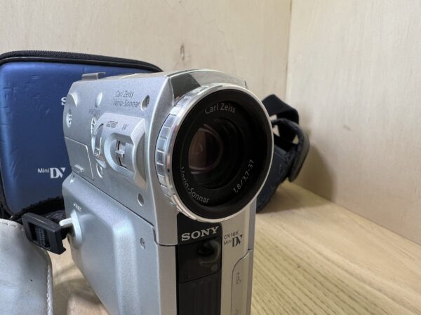 img_0751 Sony handycam DCR PC105E - Gris