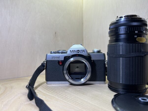 Minolta XG-1 + Objectif Cosina 28–135mm f/4–5.6 Macro – Monture MD - Argent