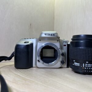 Nikon F50 + objectif AF Nikkor 35-80mm f/4-5.6 D – Beige