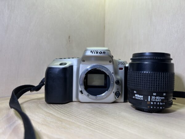 Nikon F50 + objectif AF Nikkor 35-80mm f/4-5.6 D - Beige