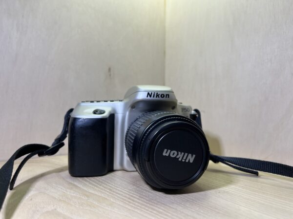 Nikon F50 + objectif AF Nikkor 35-80mm f/4-5.6 D - Beige