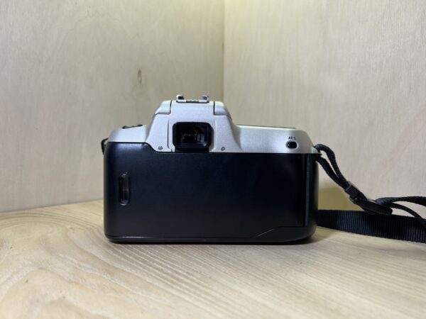 Nikon F50 + objectif AF Nikkor 35-80mm f/4-5.6 D - Beige
