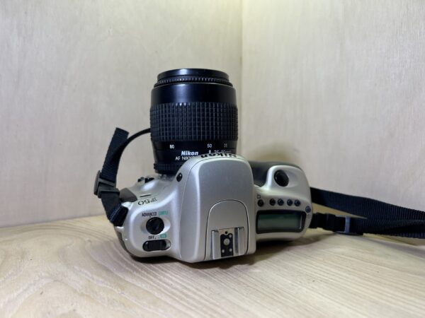 Nikon F50 + objectif AF Nikkor 35-80mm f/4-5.6 D - Beige