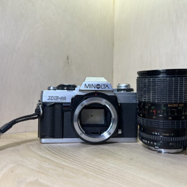 Minolta XG-M + objectif Sigma Zoom 28–80mm f/3.5–4.5