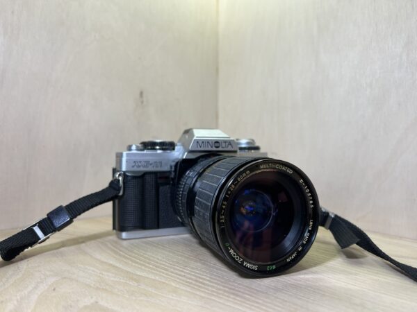 Minolta XG-M + objectif Sigma Zoom 28–80mm f/3.5–4.5
