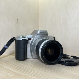 Minolta Dynax 404si argentique + objectif AF Zoom 28-80mm f/3.5-5.6 D – Gris