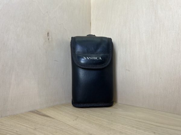 Housse Yashica noire souple pour compact argentique