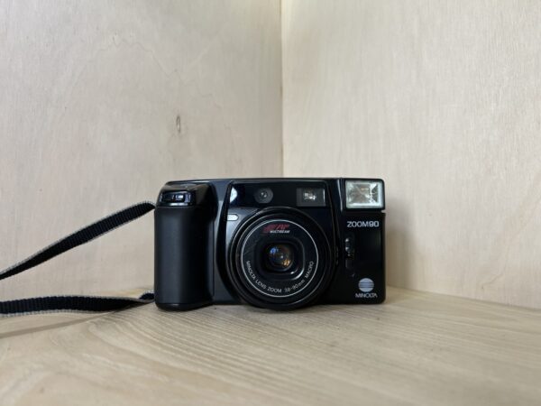 Minolta Zoom 90 AF – Compact argentique autofocus avec zoom motorisé