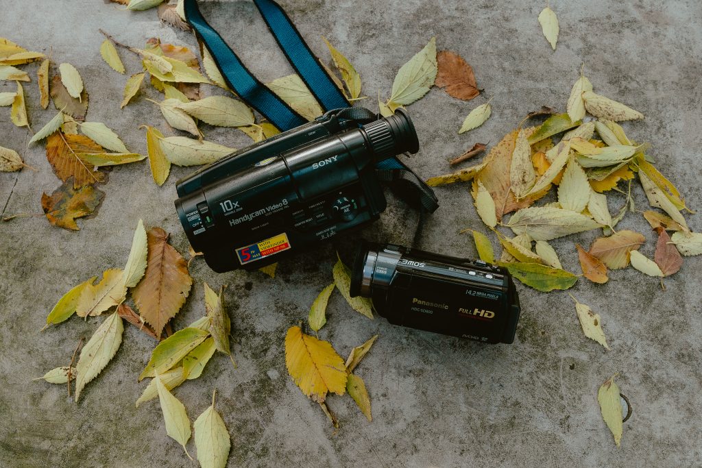 Un caméscope Sony Video 8 et un Panasonic HD posés côte à côte