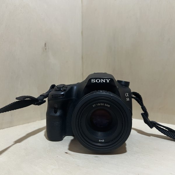 Sony Alpha 58 (SLT-A58) + Objectif 50mm f/1.8 SAM - Noir
