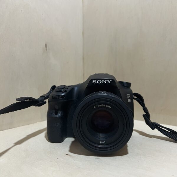 Sony Alpha 58 (SLT-A58) + Objectif 50mm f/1.8 SAM - Noir