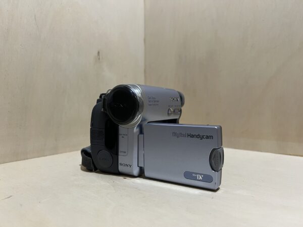 Sony Handycam DCR-TRV12E - Caméscope Numérique Mini DV avec Boîte