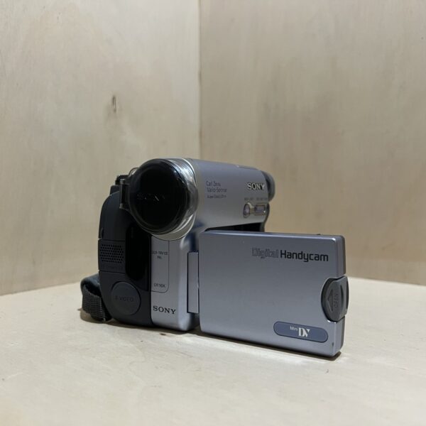 Sony Handycam DCR-TRV12E - Caméscope Numérique Mini DV avec Boîte