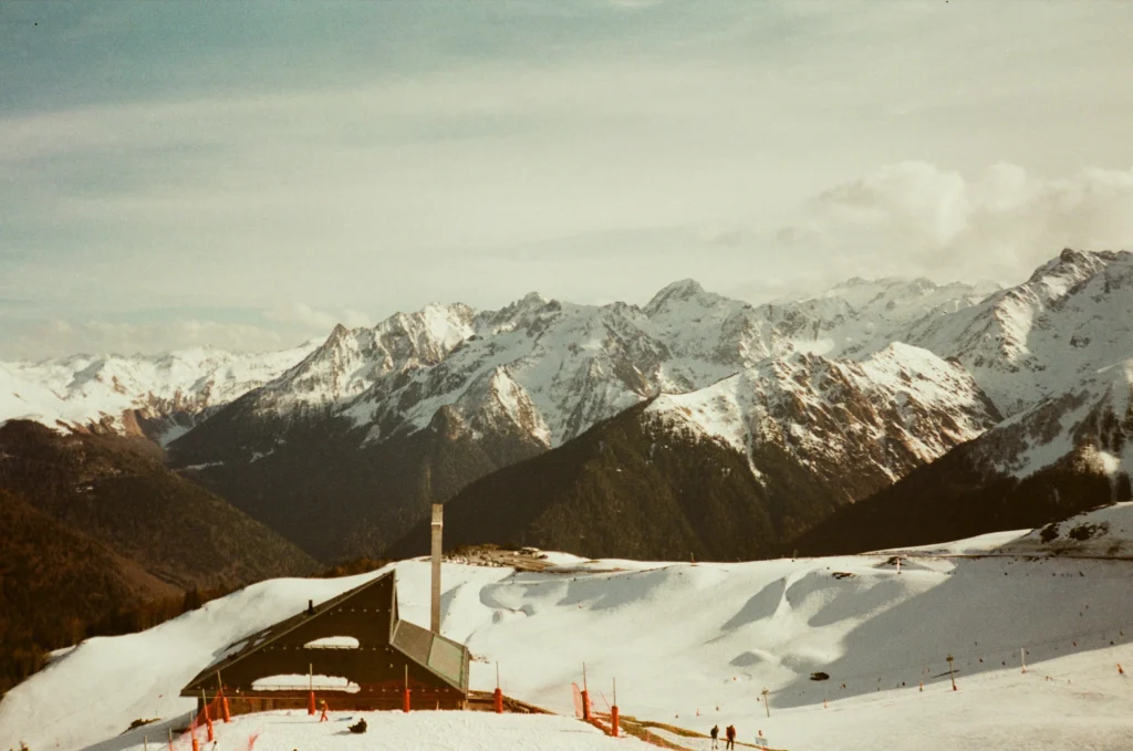 Panorama de sommets enneigés depuis le haut d’une piste
