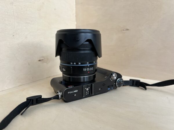 Appareil Photo Hybride Samsung NX200 + Objectif 18-55mm OIS + Flash