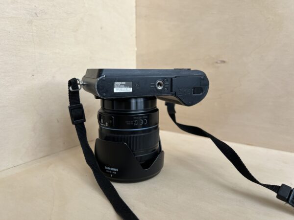 Appareil Photo Hybride Samsung NX200 + Objectif 18-55mm OIS + Flash
