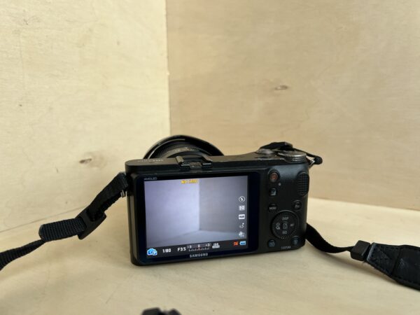 Appareil Photo Hybride Samsung NX200 + Objectif 18-55mm OIS + Flash
