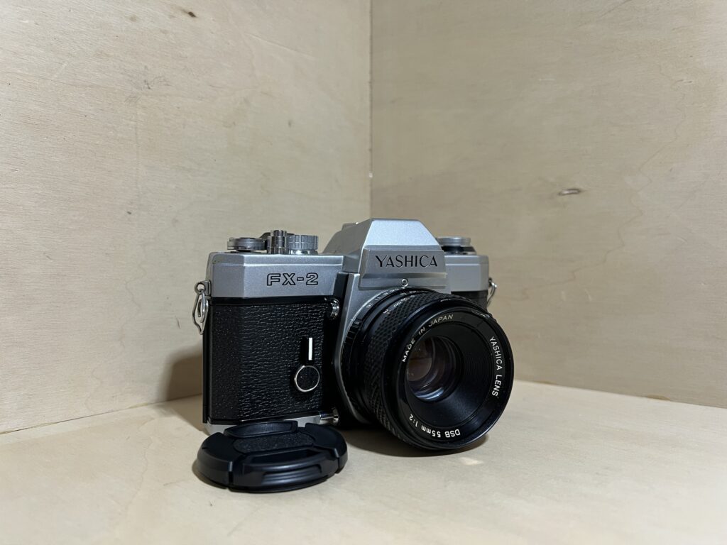 Kit reflex argentique Yashica FX-2 avec son objectif 55 mm, photographié pour sa fiche