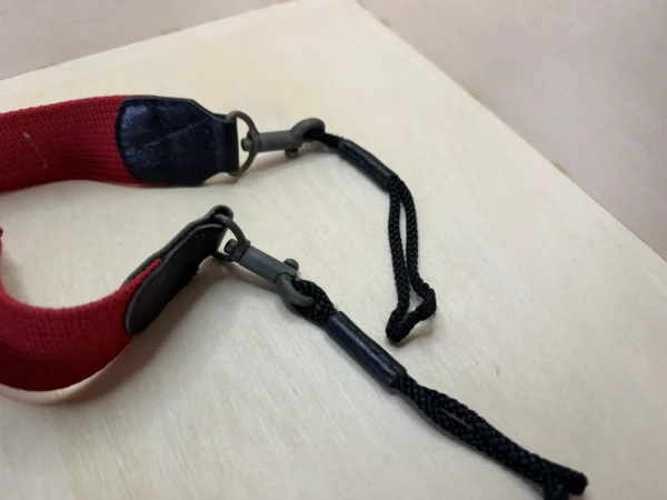 Courroie de Cou Officielle Mamiya – Rouge d'occasion, testé et vérifié — photo 3 sur 3