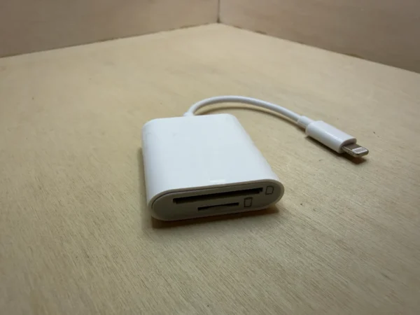 accessoire-photo-argentique-lecteur-carte-sd-lightning-occasion-teste-3 Lecteur de Carte SD / microSD – Connecteur Lightning d'occasion, testé et vérifié — photo 3 sur 4