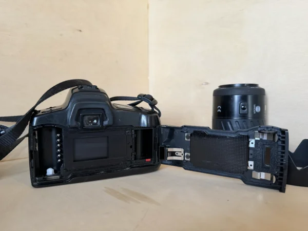 appareil-photo-argentique-minolta-dynax-300si-kit-2-objectifs-occasion-teste-5 Kit Reflex Argentique Autofocus Minolta Dynax 300si & Objectifs AF 35-70mm et 70-210mm d'occasion, testé et vérifié — photo 5 sur 9