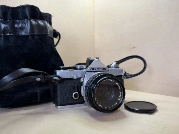 Appareil Argentique Reflex Olympus OM-1n & Objectif Zuiko Auto-S 50mm f/1.8 d'occasion, testé et vérifié — photo 1 sur 6