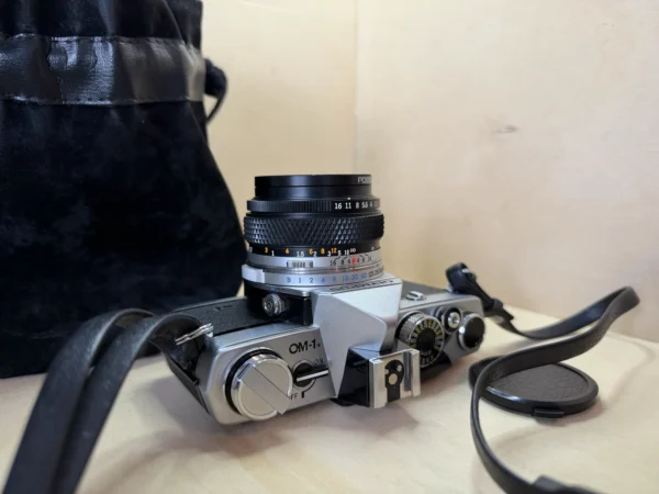 Appareil Argentique Reflex Olympus OM-1n & Objectif Zuiko Auto-S 50mm f/1.8 d'occasion, testé et vérifié — photo 3 sur 6