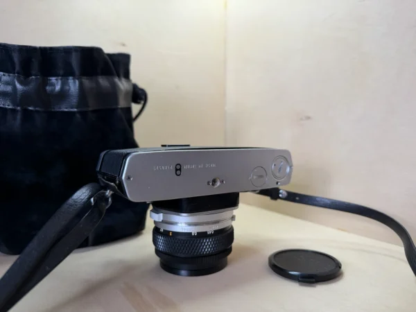 Appareil Argentique Reflex Olympus OM-1n & Objectif Zuiko Auto-S 50mm f/1.8 d'occasion, testé et vérifié — photo 4 sur 6