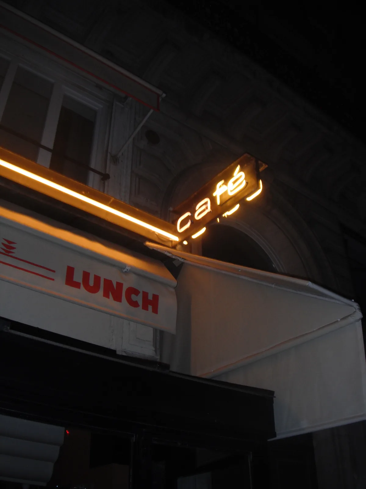 Enseigne néon « café » au-dessus d’un store, la nuit à Paris, au Fujifilm FinePix XP15
