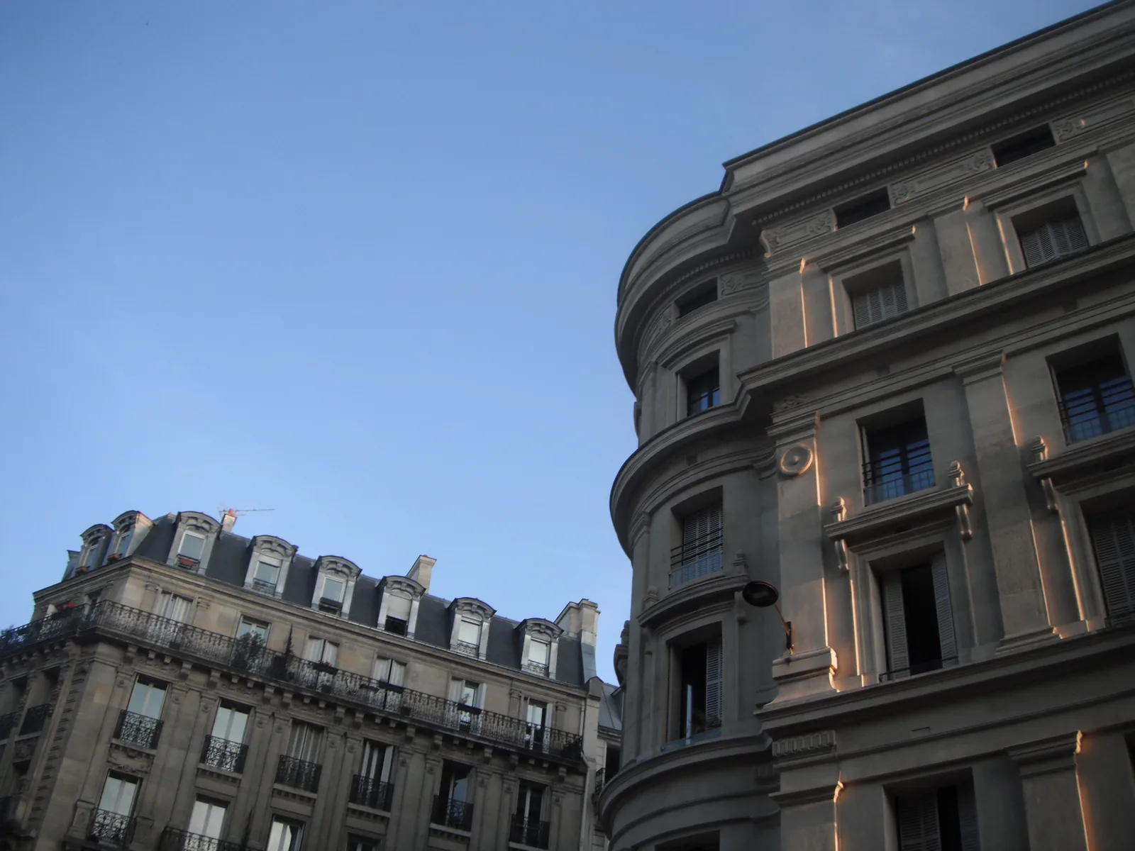 Façades haussmanniennes éclairées par la lumière rasante de fin de journée, au Fujifilm FinePix XP15
