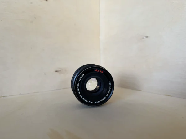 objectif-photo-argentique-konica-hexanon-ar-40mm-f18-occasion-teste-1 Objectif Vintage Konica Hexanon AR 40mm f/1.8 – Format "Pancake" d'occasion, testé et vérifié — photo 1 sur 5