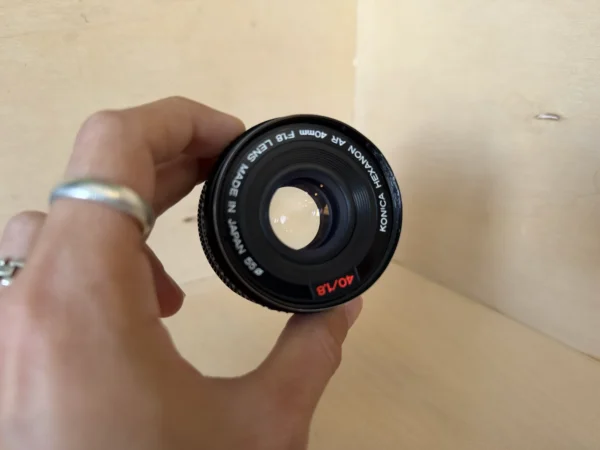 objectif-photo-argentique-konica-hexanon-ar-40mm-f18-occasion-teste-4 Objectif Vintage Konica Hexanon AR 40mm f/1.8 – Format "Pancake" d'occasion, testé et vérifié — photo 4 sur 5