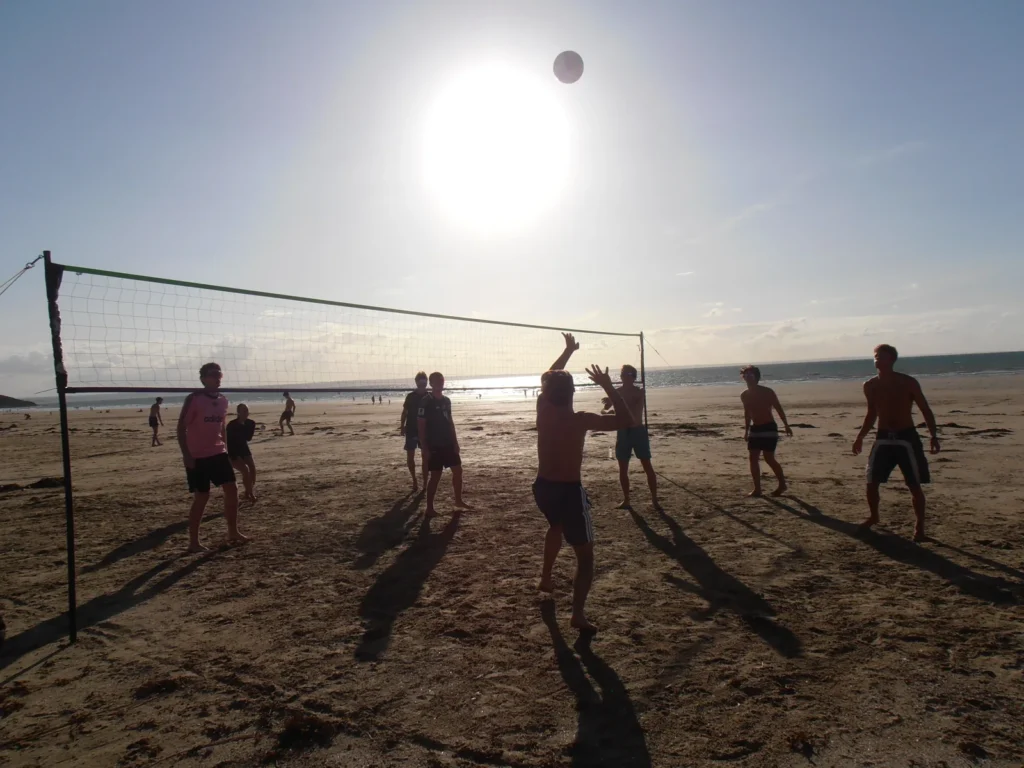 Le jeu photographié à travers le filet, soleil dans le cadre