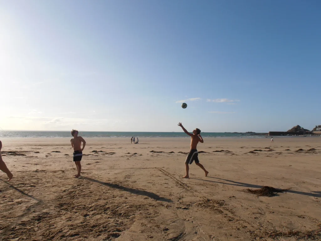 Un échange au bord de l’eau, la pointe rocheuse à l’horizon