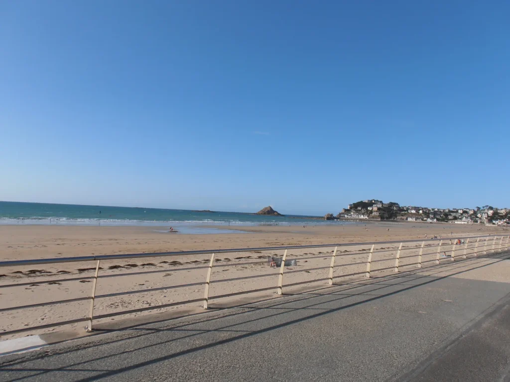 La plage de Pléneuf-Val-André vue depuis la digue en fin d’après-midi, avant le tournoi