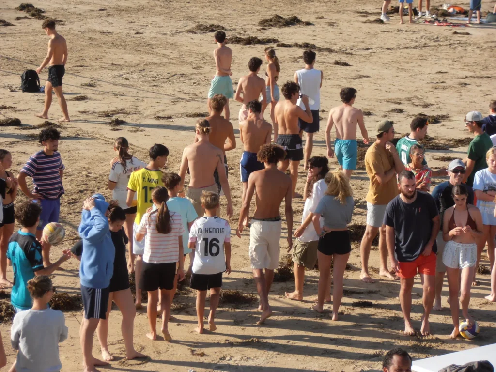Les joueurs rassemblés sur le sable avant le début du tournoi de volley