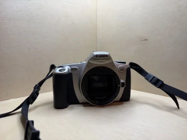 Canon EOS 300 reflex argentique autofocus — photo 1 Canon EOS 300 reflex argentique autofocus — photo 1