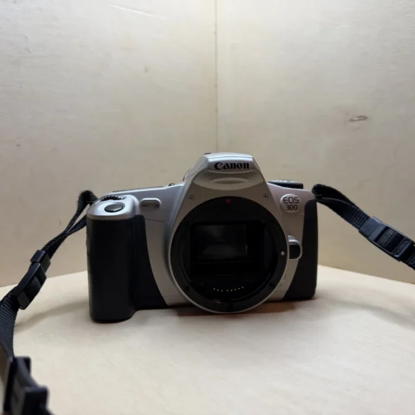 Canon EOS 300 reflex argentique autofocus — photo 1