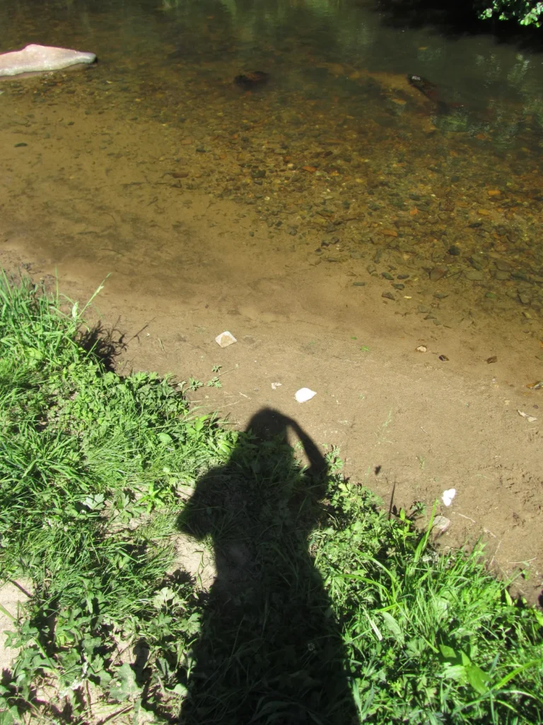 Ombre du photographe sur un chemin de terre