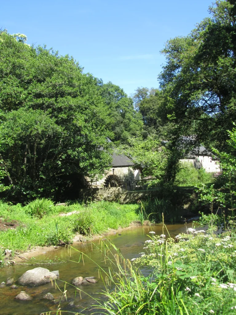 Bâtiment ancien au bord d'une rivière bretonne