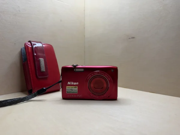 Nikon Coolpix S3300 compact numérique rouge — photo 1 Appareil Photo Numérique Compact Nikon Coolpix S3300 – 16 Mpx, Zoom 6x VR – Rouge