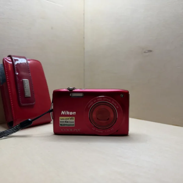 Nikon Coolpix S3300 compact numérique rouge — photo 1 Appareil Photo Numérique Compact Nikon Coolpix S3300 – 16 Mpx, Zoom 6x VR – Rouge