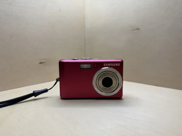 Samsung L730 compact numérique framboise — photo 1 Samsung L730 compact numérique framboise — photo 1