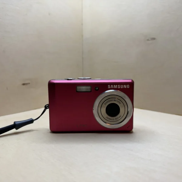 Samsung L730 compact numérique framboise — photo 1 Samsung L730 compact numérique framboise — photo 1