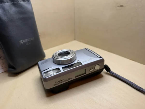 Yashica Zoomate 90W compact argentique — photo 2 Appareil Argentique Compact Yashica Zoomate 90W – Avec Housse & Notice